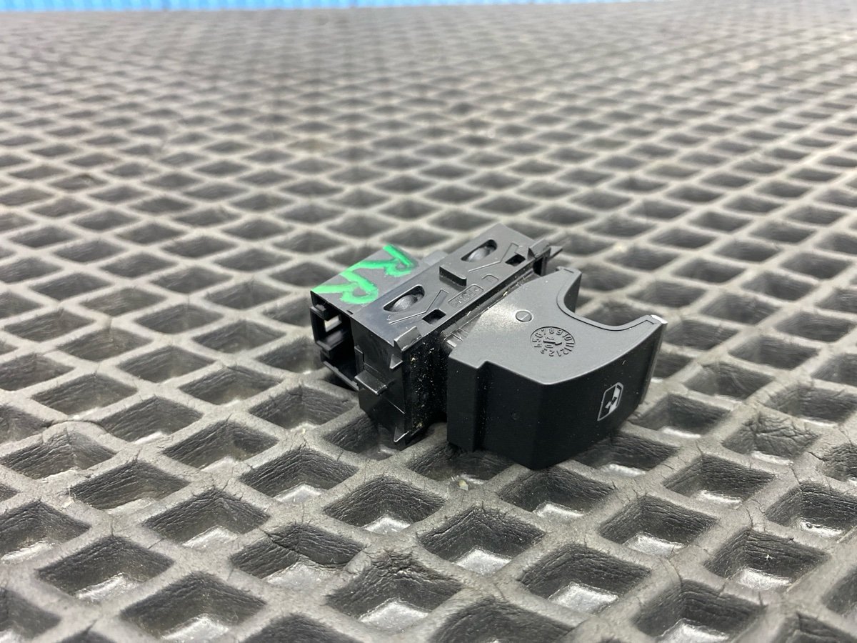 Кнопка стеклоподъемника задняя правая Jetta 2021 JEM DGXA