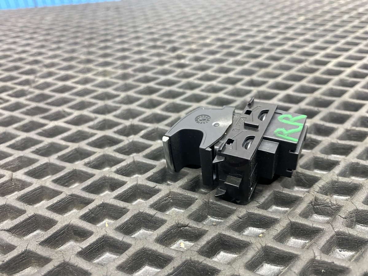 Кнопка стеклоподъемника задняя правая Jetta 2021 JEM DGXA