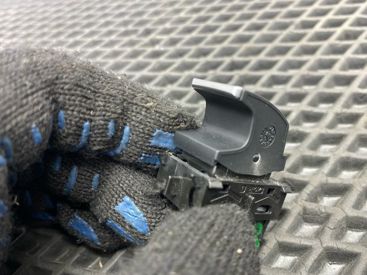 Кнопка стеклоподъемника задняя правая Jetta 2021 JEM DGXA