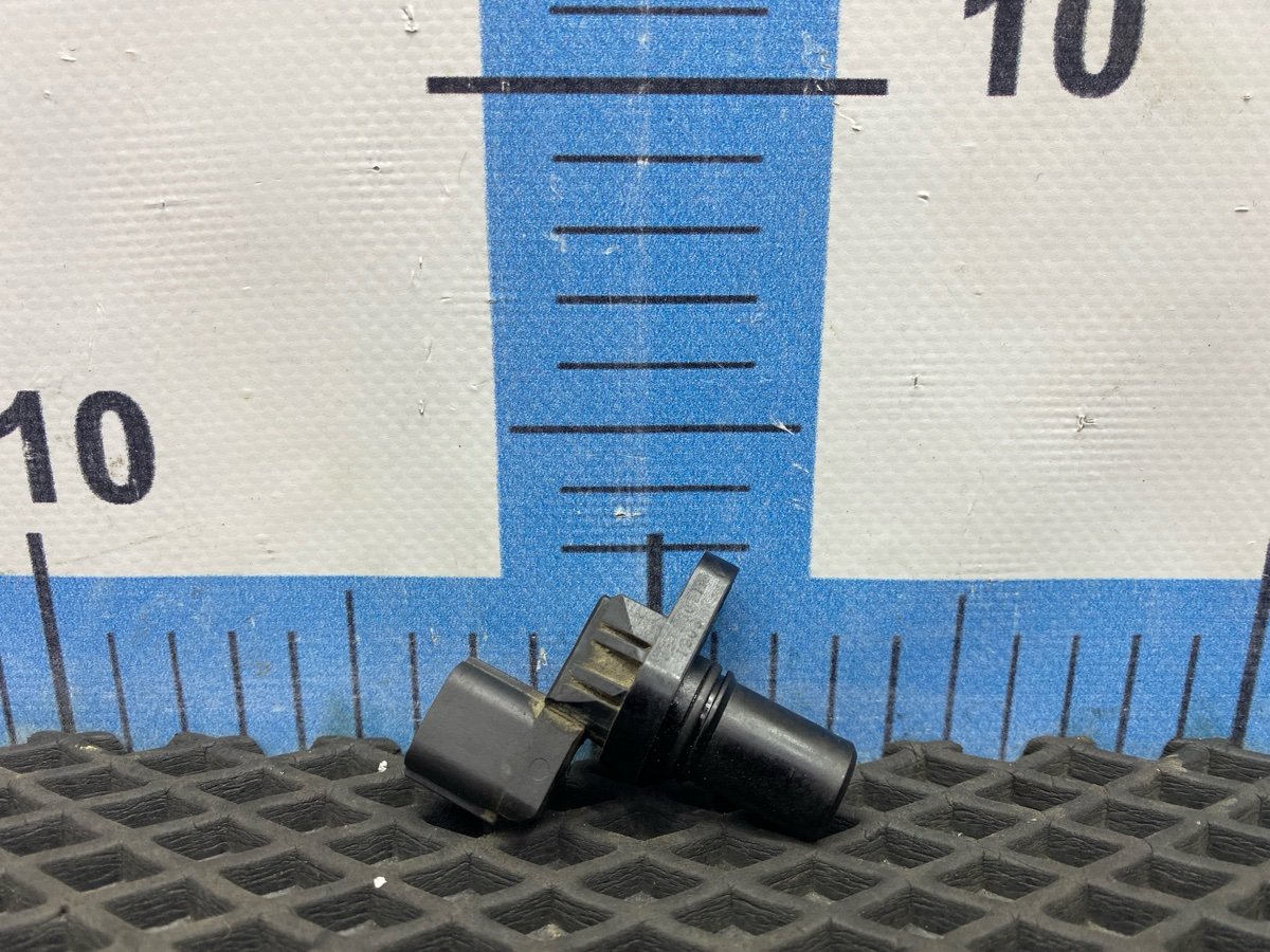 Датчик положения распредвала Mitsubishi Lancer Cedia 2001 CS2A 4G15 MD327107 Б/У