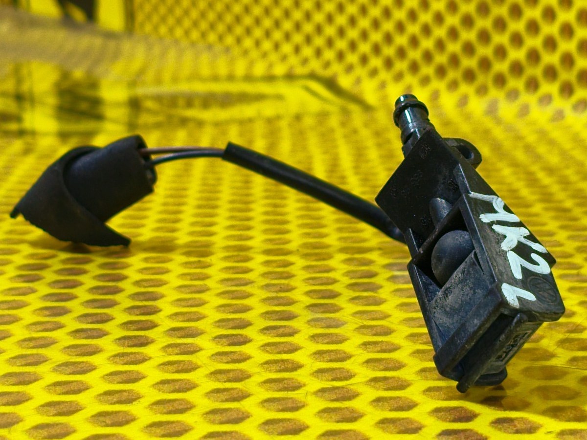 Форсунка омывателя лобового стекла левая Polo 2016 MK2 CWVA