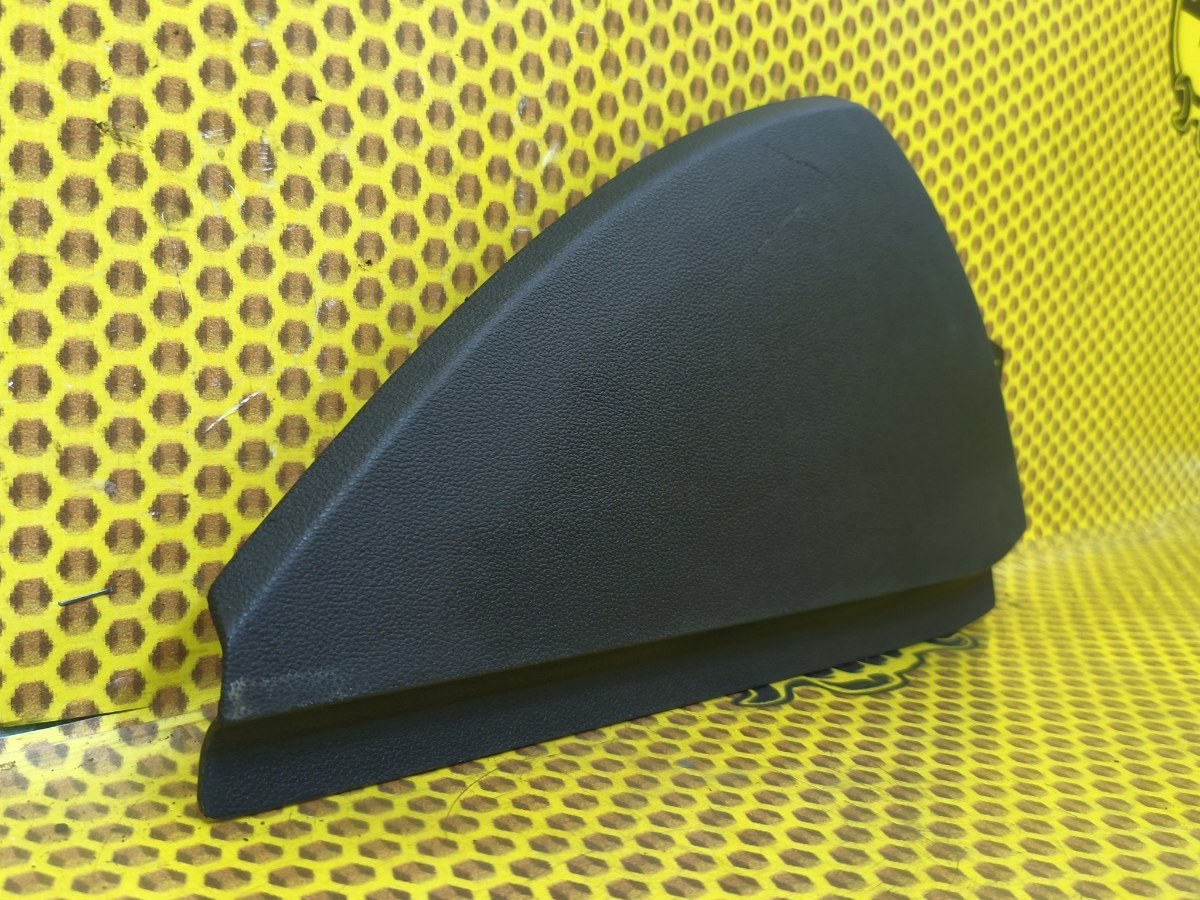 Накладка торпедо торцевая правая Rapid 2017 NH3 CWVB