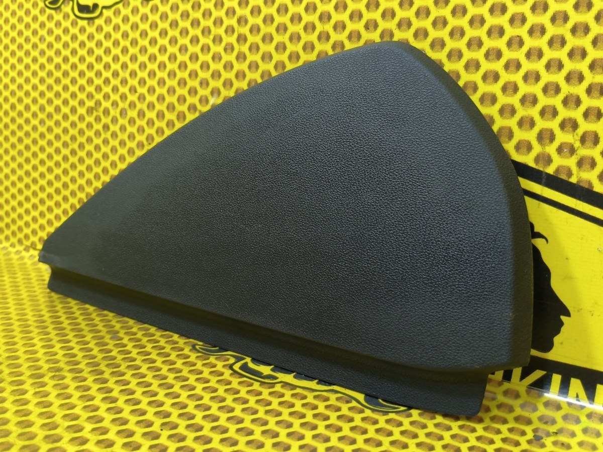 Накладка торпедо торцевая правая Skoda Rapid NH3 CWVB