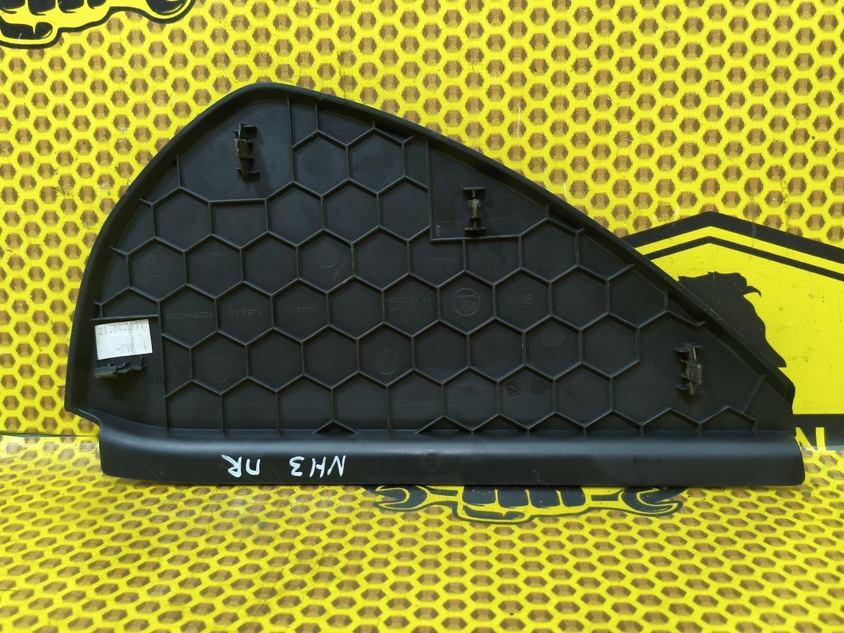 Накладка торпедо торцевая правая Rapid 2017 NH3 CWVB