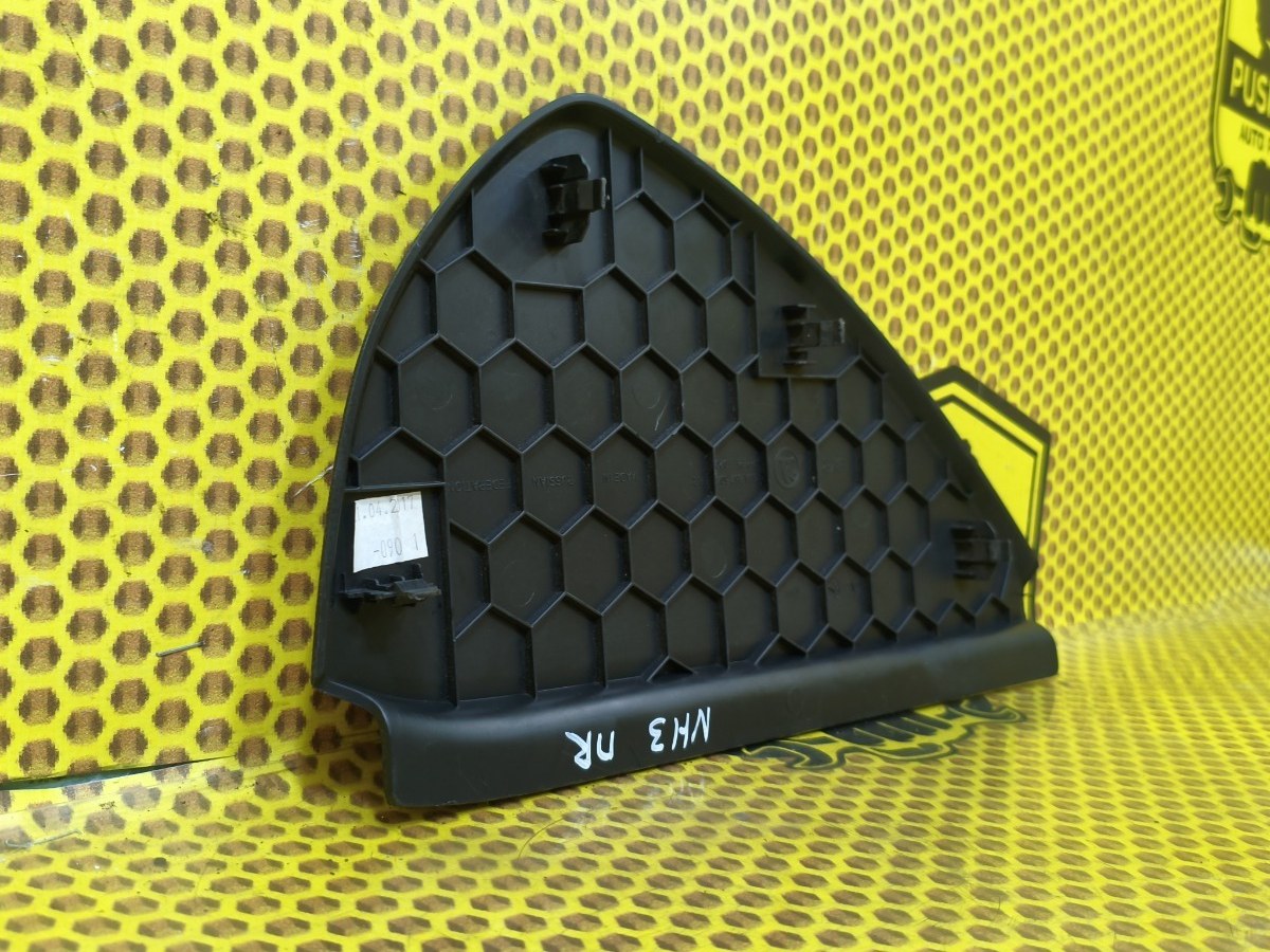 Накладка торпедо торцевая правая Rapid 2017 NH3 CWVB