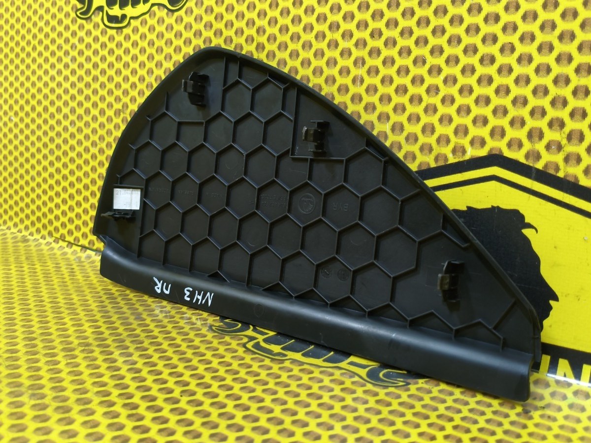 Накладка торпедо торцевая правая Rapid 2017 NH3 CWVB