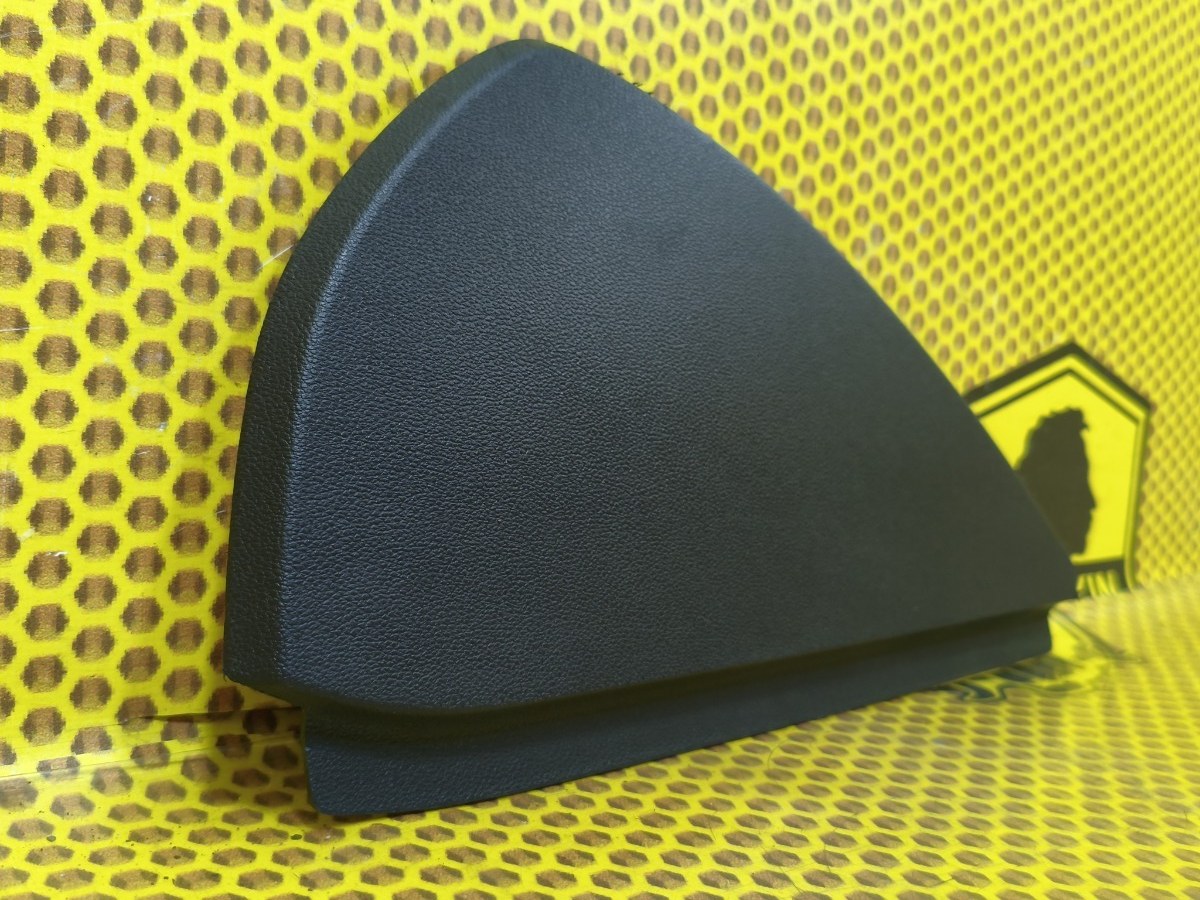 Накладка торпедо торцевая левая Rapid 2017 NH3 CWVB