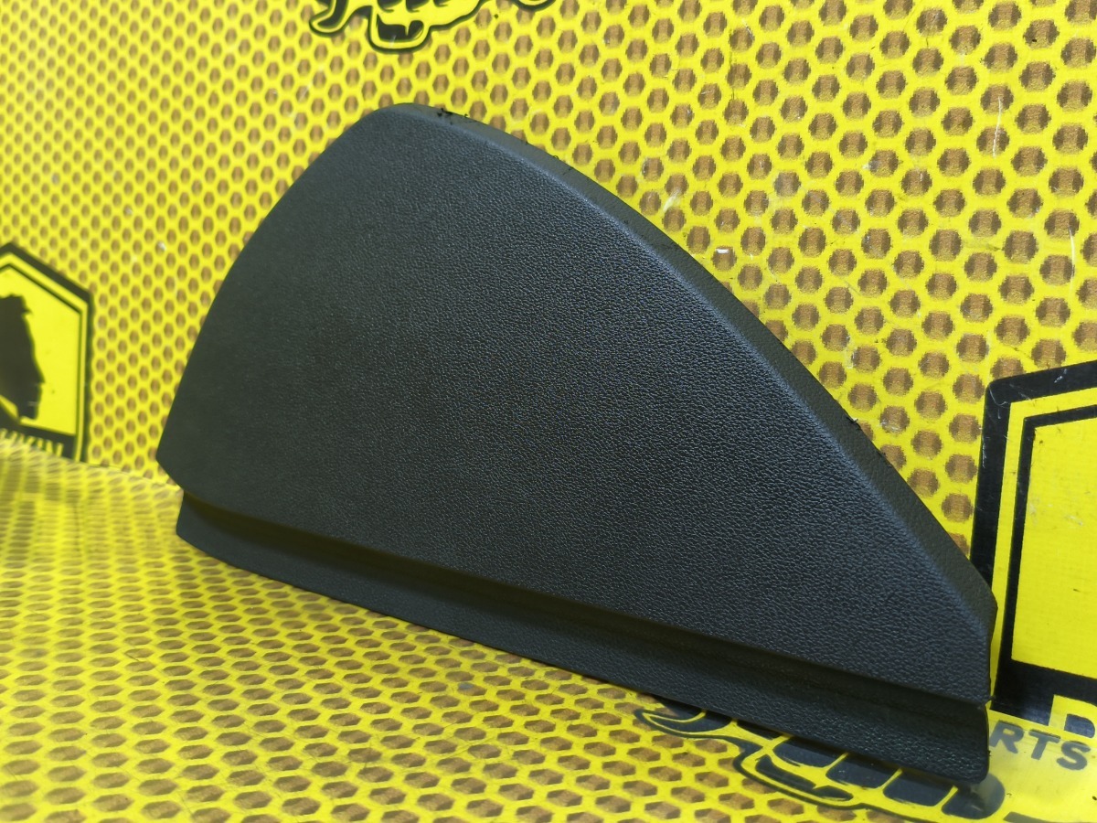 Накладка торпедо торцевая левая Skoda Rapid NH3 CWVB