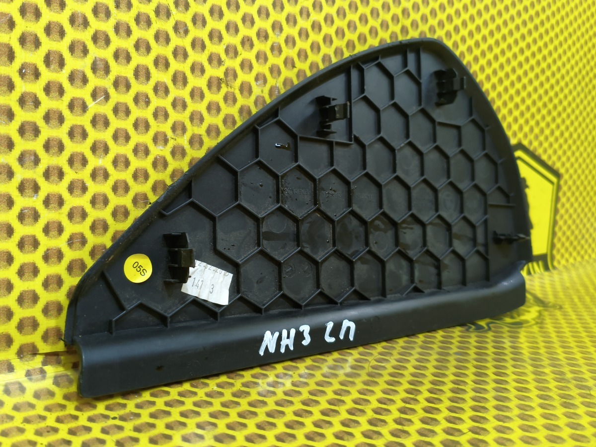 Накладка торпедо торцевая левая Rapid 2017 NH3 CWVB