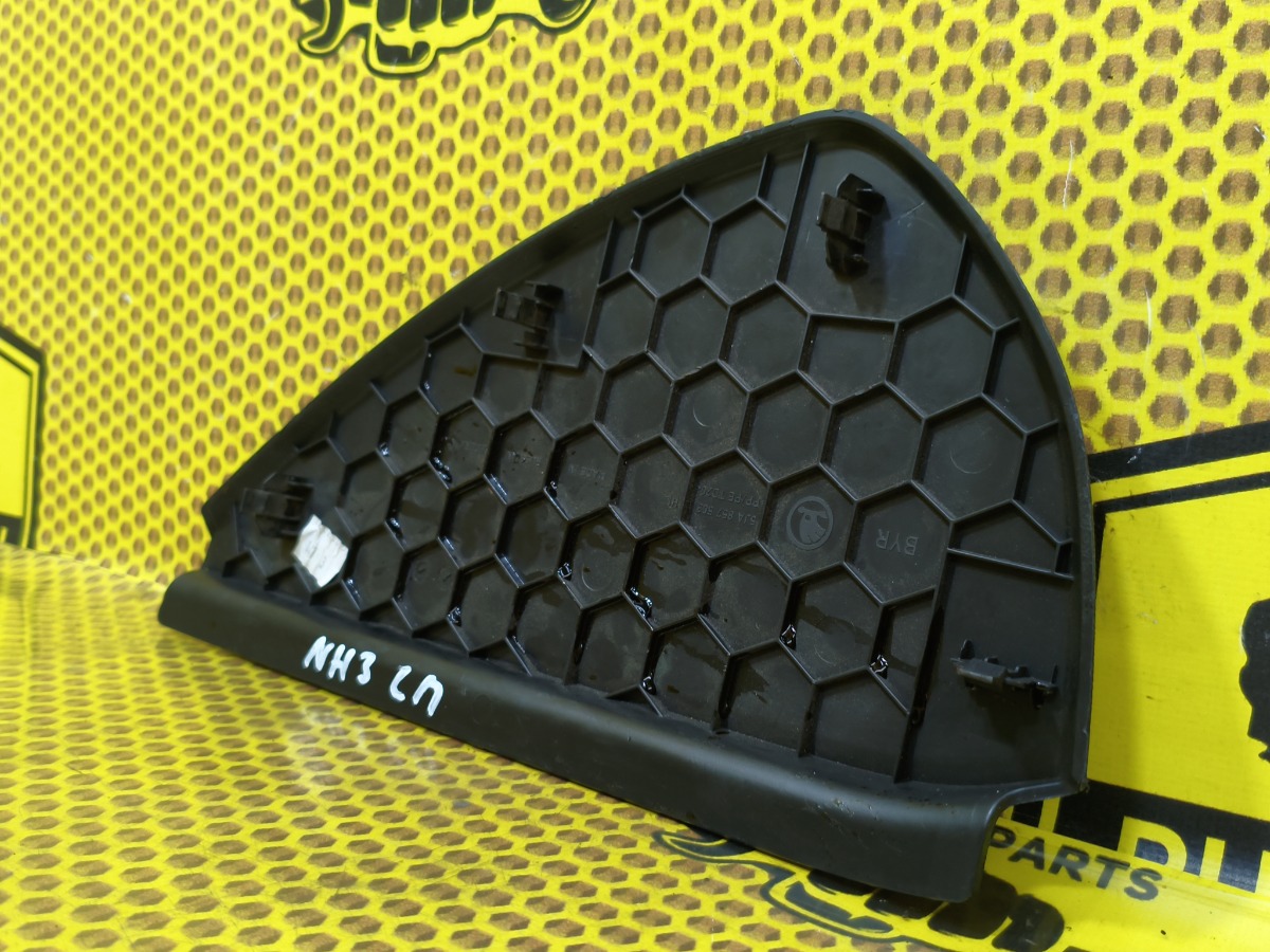 Накладка торпедо торцевая левая Rapid 2017 NH3 CWVB