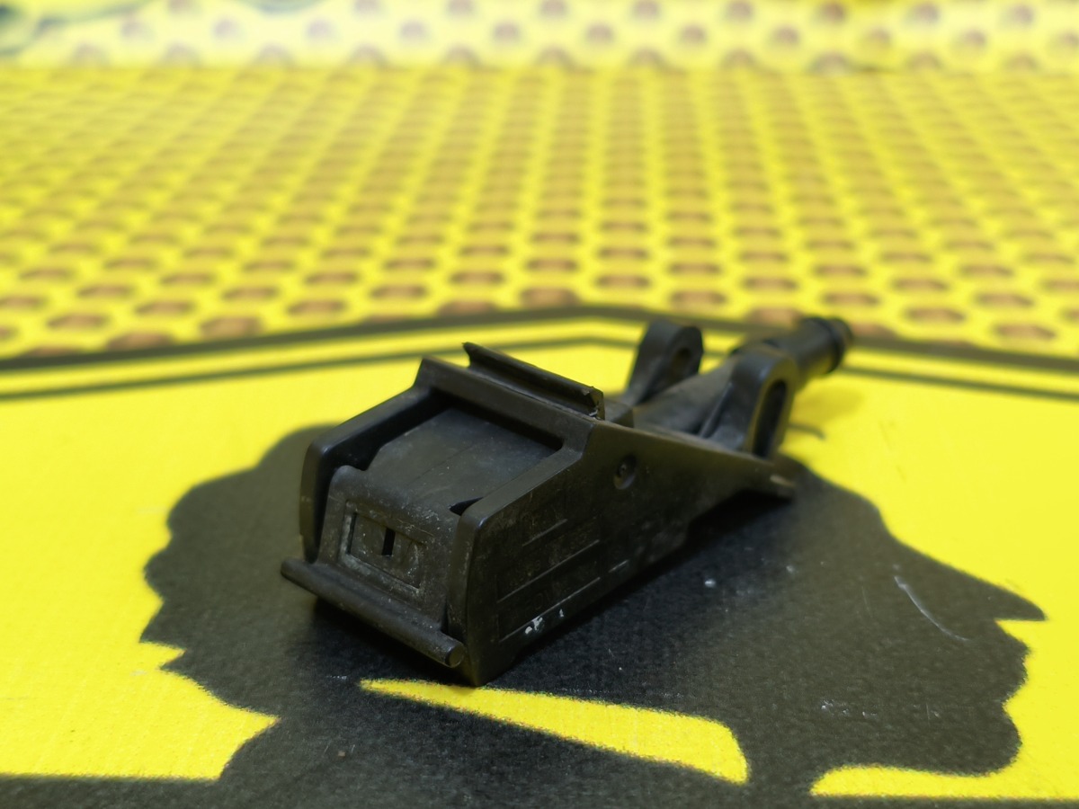 Форсунка омывателя лобового стекла левая Volkswagen Polo MK2 CWVA