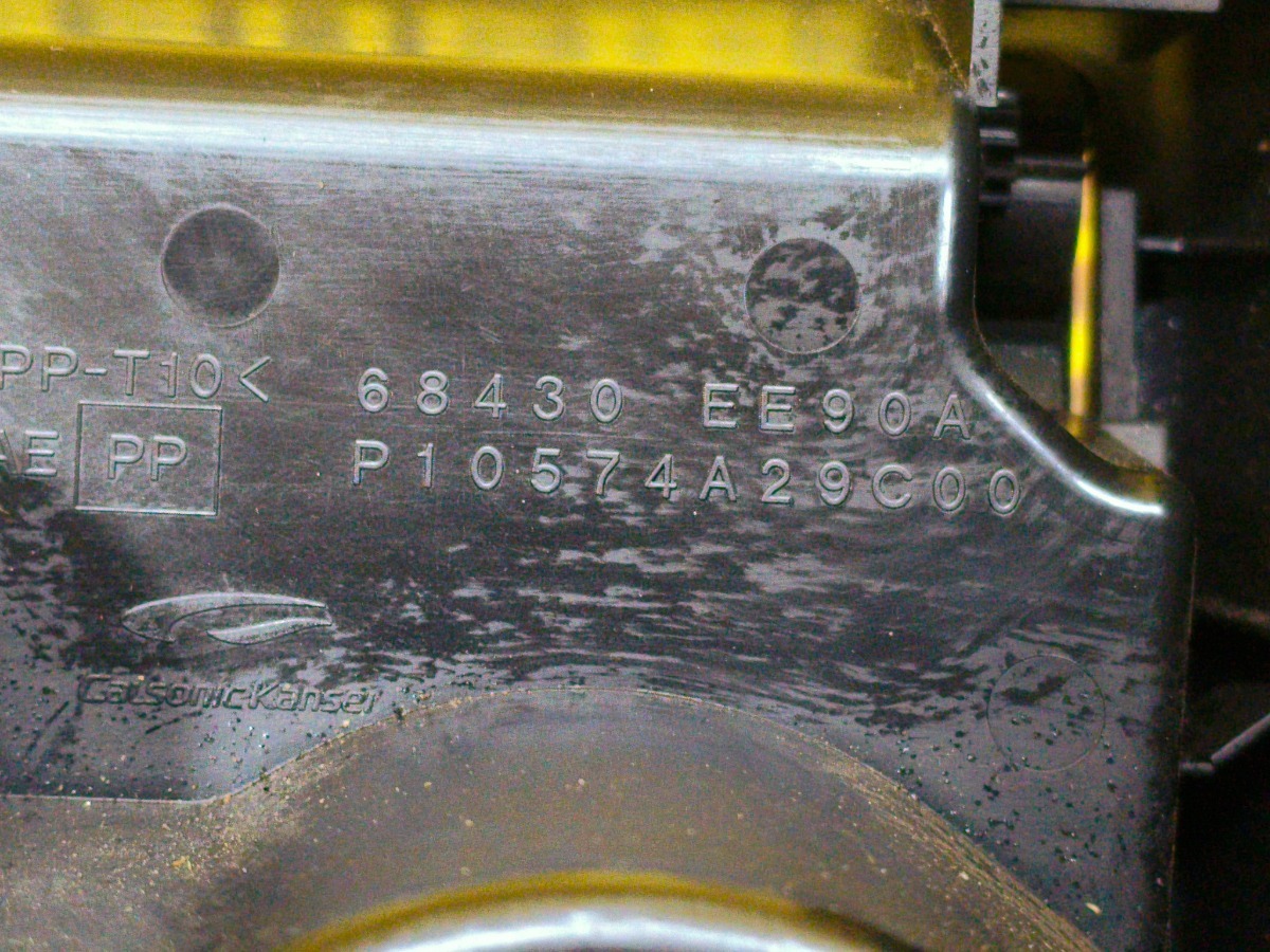 Консоль центральная Tiida 2008 C11 HR15DE