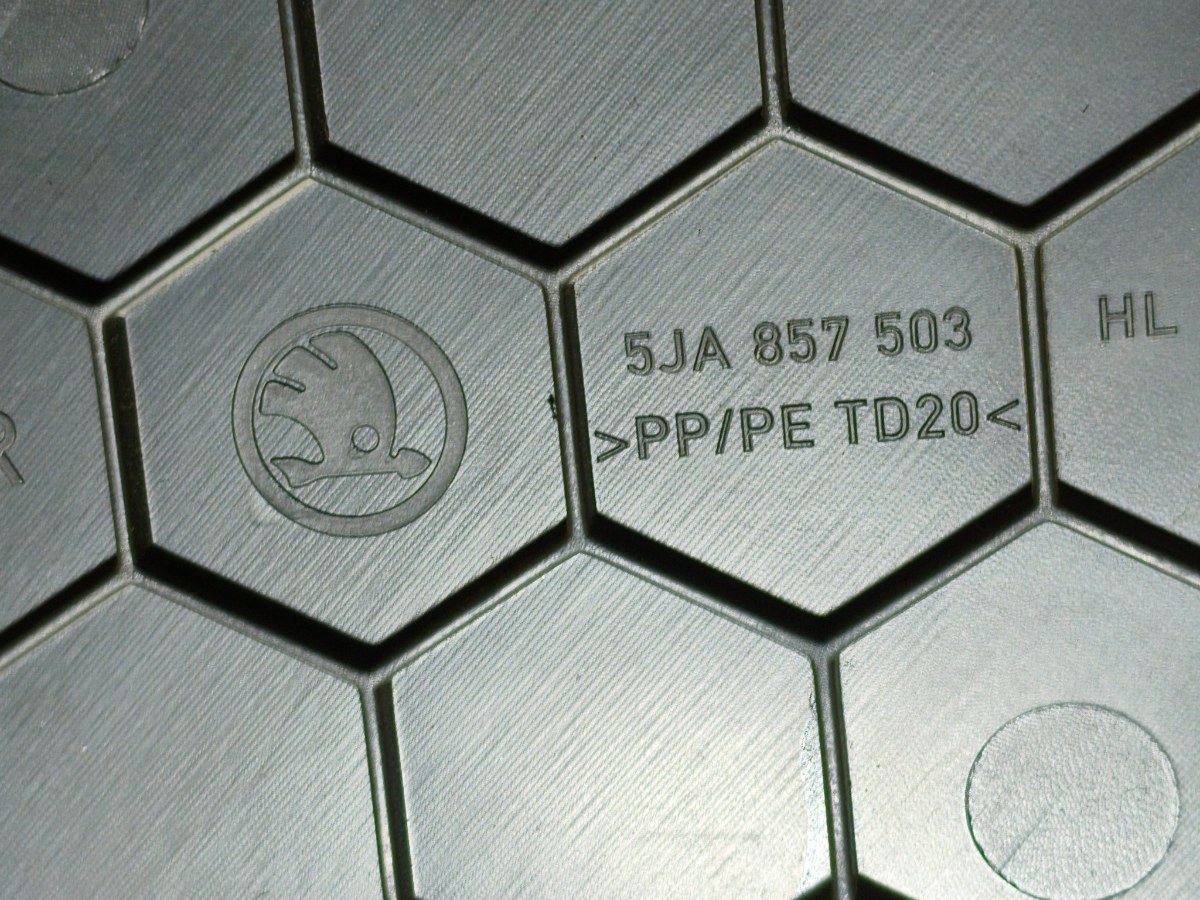 Накладка торпедо торцевая левая Rapid 2021 NK6 CWVB Накладка торпедо торцевая левая Rapid 2021 NK6 CWVB
