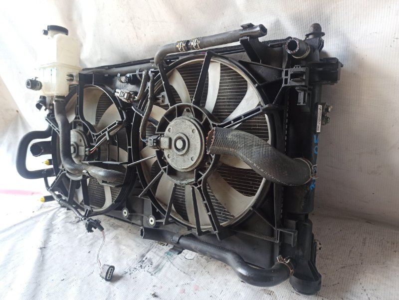Радиатор основной для TOYOTA PRIUS ZVW50, 16400-37310, 16400-37310 6 ракурс Радиатор основной для TOYOTA PRIUS ZVW50, 16400-37310, 16400-37310 6 ракурс