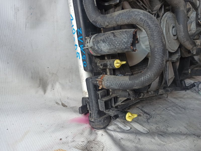 Радиатор основной для TOYOTA PRIUS ZVW50, 16400-37310, 16400-37310 8 ракурс Радиатор основной для TOYOTA PRIUS ZVW50, 16400-37310, 16400-37310 8 ракурс