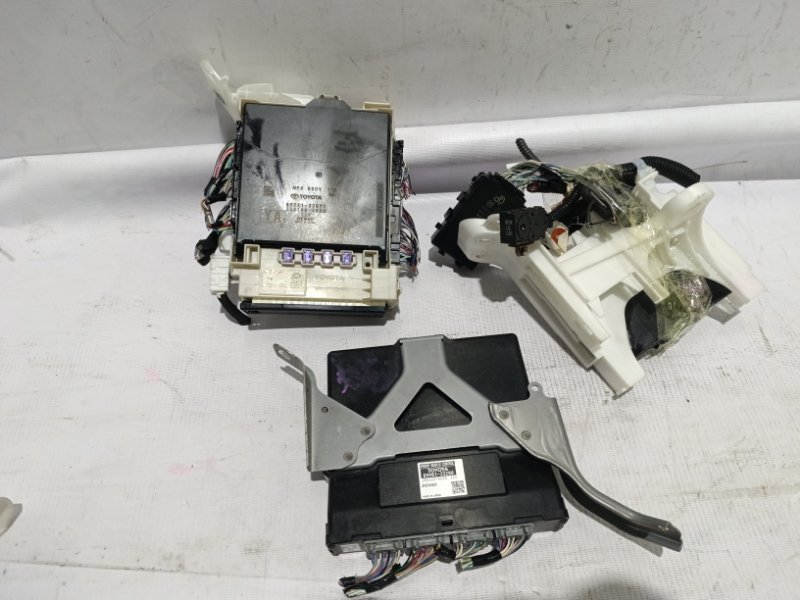 Запчасть блок smart key TOYOTA CAMRY AXVH70 контрактная БЛОК SMART KEY TOYOTA CAMRY AXVH70 контрактная