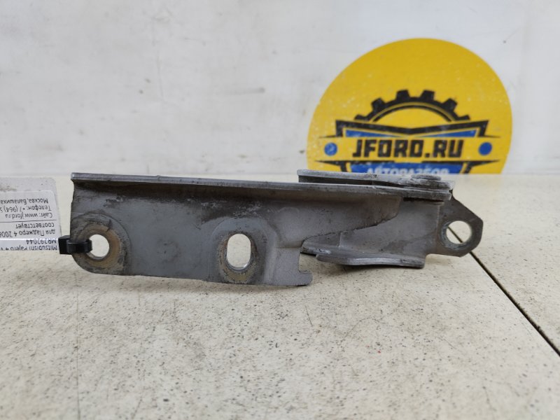 Петля капота правая Pajero 4 2009 V98W 3.2 D 4M41