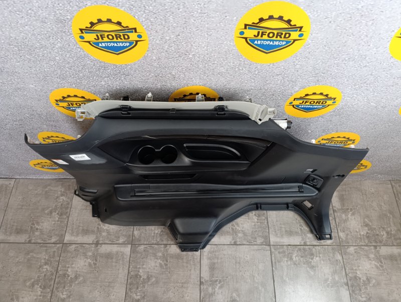 Обшивка багажника правая Toyota Vellfire H30 2.5 2AR-FXE