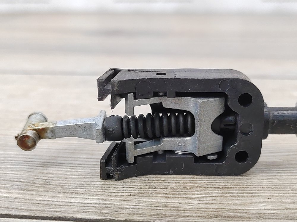 Трос замка двери Skoda Yeti 2.0 TDi CFHC Трос замка двери Skoda Yeti 2.0 TDi CFHC