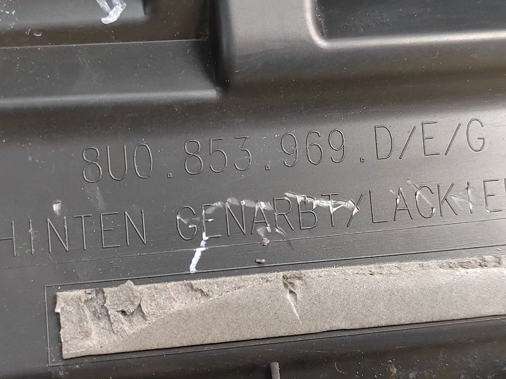 Молдинг двери задний левый Q3 2013 2.0 CPSA