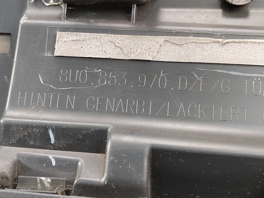 Молдинг двери задний правый Q3 2013 2.0 CPSA