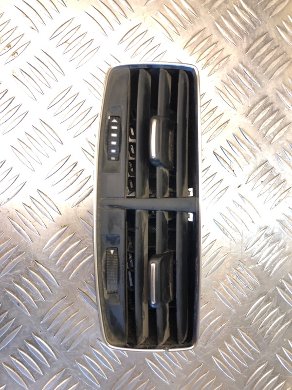 Дефлектор воздушный Audi A8 D4 3.0 2013
