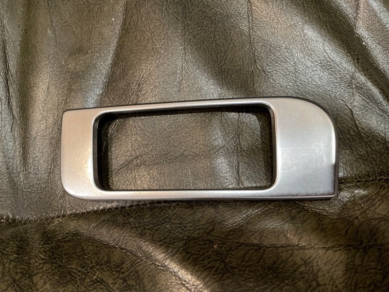 Накладка хромированная декоративная на крышку багажника Audi A8 4H D4 6.3 2011