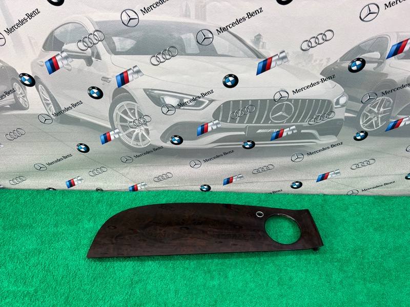 Декоративная накладка на торпедо Bentley Flying Spur 4W2 2016 правая