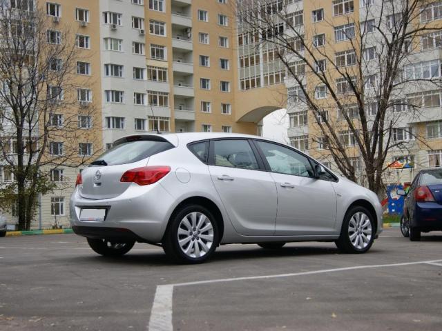 Автомобиль Opel Astra J 1.6 2013 года в разбор