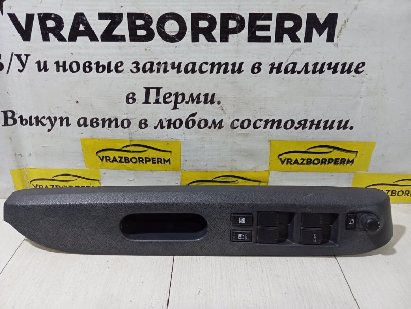 Кнопка стеклоподъемника передняя правая Suzuki Splash 64J301988T Б/У