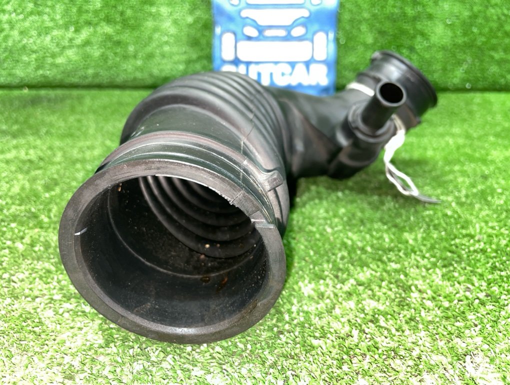 Патрубок воздушного фильтра IQ KGJ10 1KR-FE