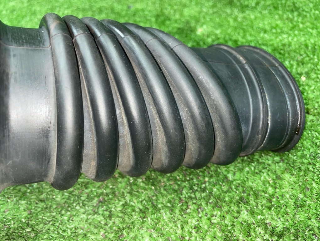 Патрубок воздушного фильтра IQ KGJ10 1KR-FE