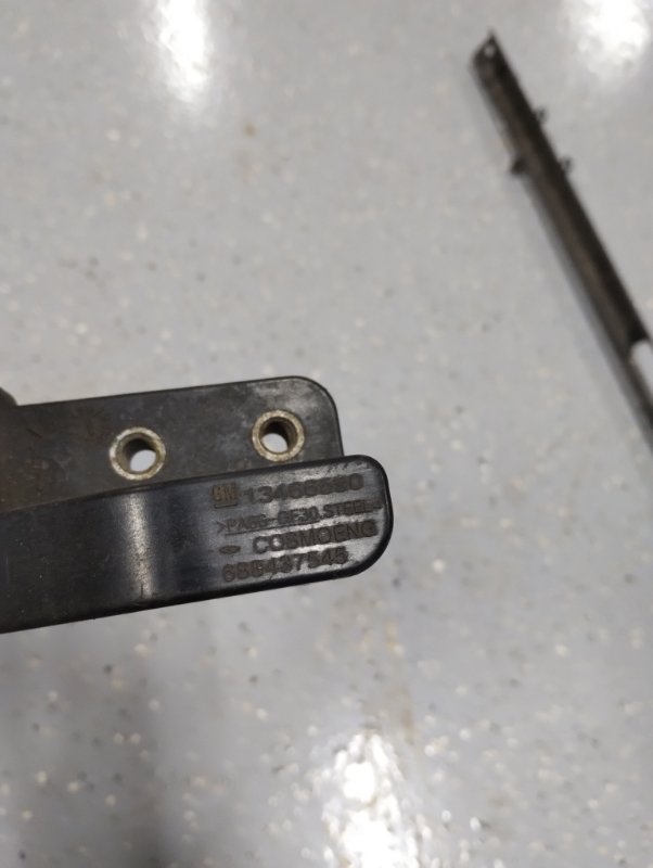 Крепление радиатора Opel Astra