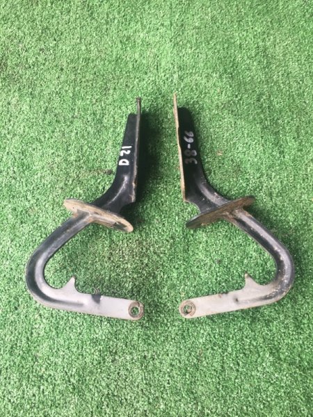 Запчасть петля капота правая NISSAN TERRANO D21 TD27 контрактная Петля капота правая NISSAN TERRANO D21 TD27 контрактная