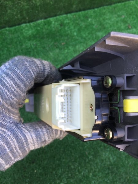 Блок упр. стеклоподьемниками передний правый Toyota Prius NHW20 1NZFXE Блок упр. стеклоподьемниками передний правый Toyota Prius NHW20 1NZFXE