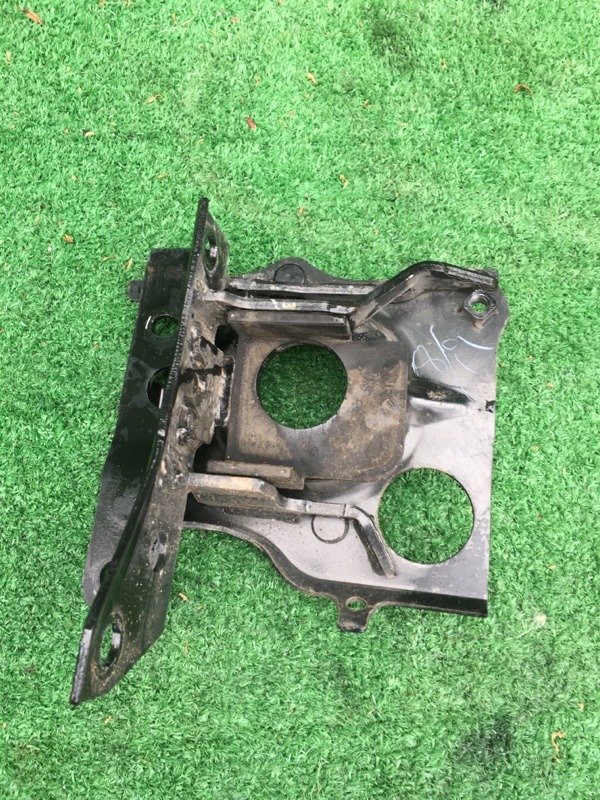 Крепление подушки двс левое Toyota Prius NHW20 1NZFXE