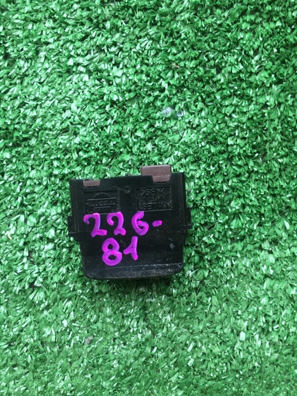 Кнопка открывания багажника TEANA J32 Кнопка открывания багажника TEANA J32