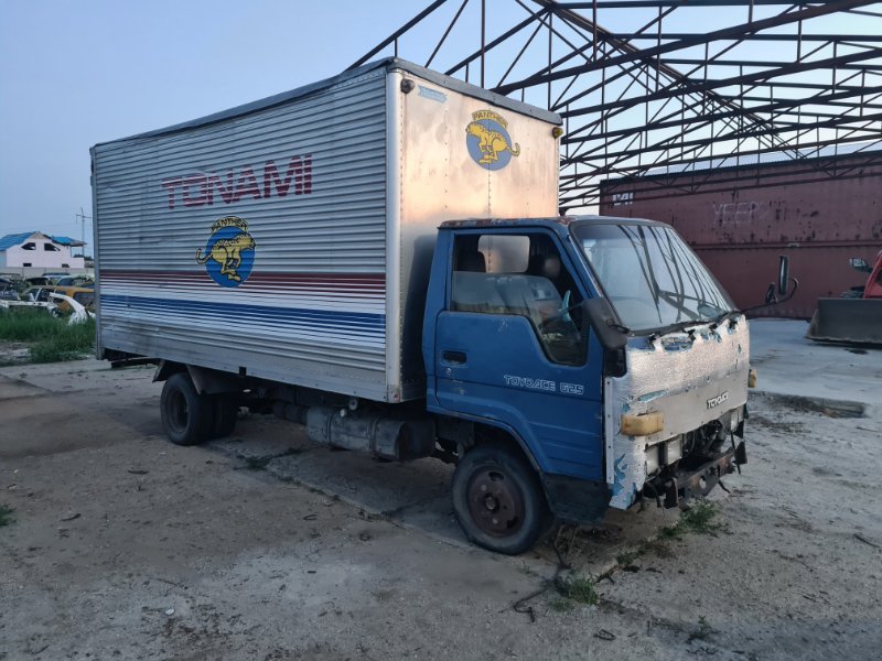 Кабина Toyota Toyoace BU84 11B 1989 передняя