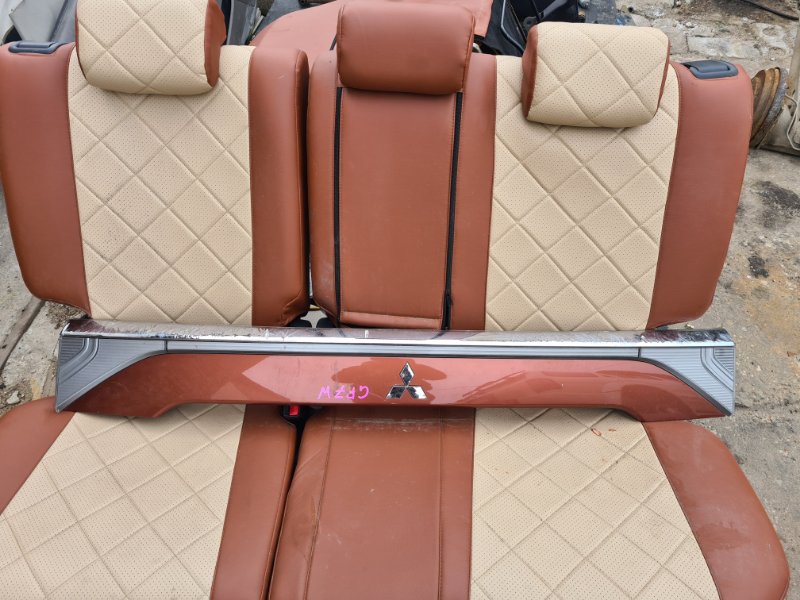Накладка крышки багажника Mitsubishi Outlander GF7W 4J11 2012 задняя