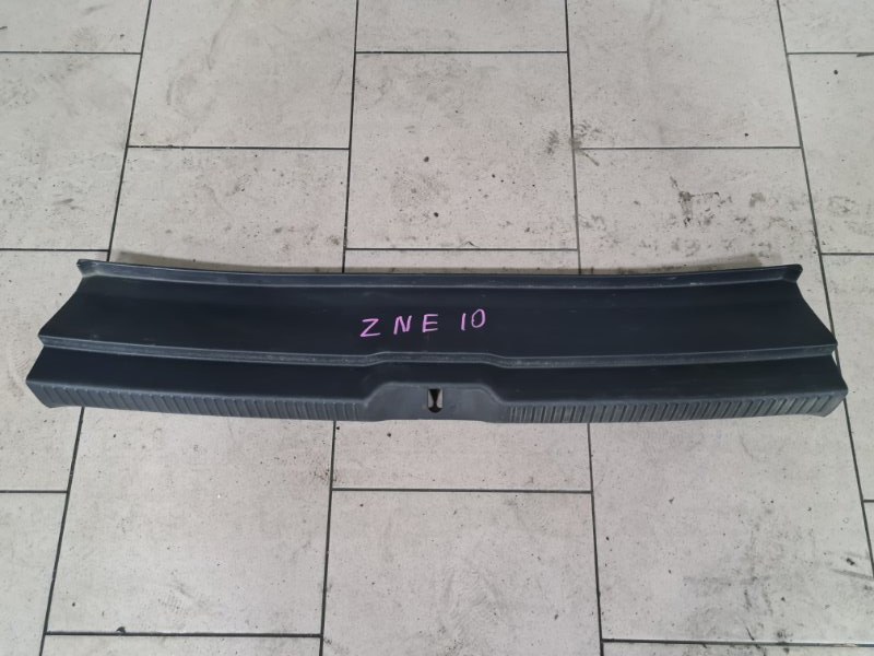 Накладка замка багажника Toyota Wish ZNE10 1ZZFE 2003