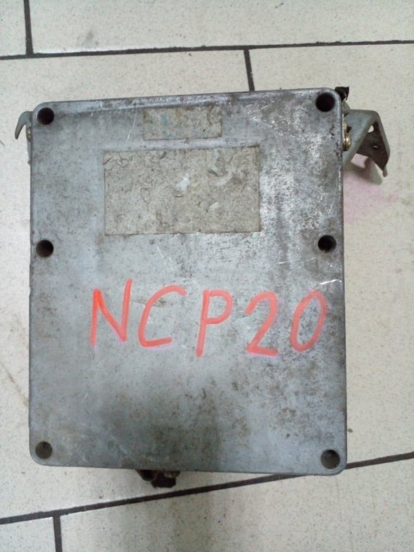 Блок управления двигателем Toyota Funcargo NCP20 1NZFE 2000 передний