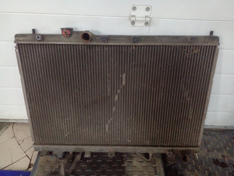 Радиатор охлаждения двигателя Toyota Ipsum SXM10 3SFE 1996 передний