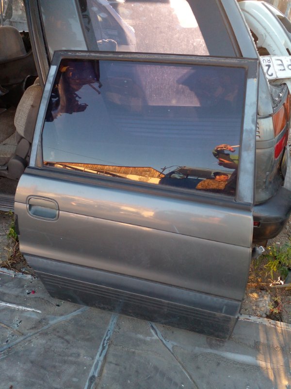 Дверь Mitsubishi Chariot N33W 4G63 1992 задняя правая