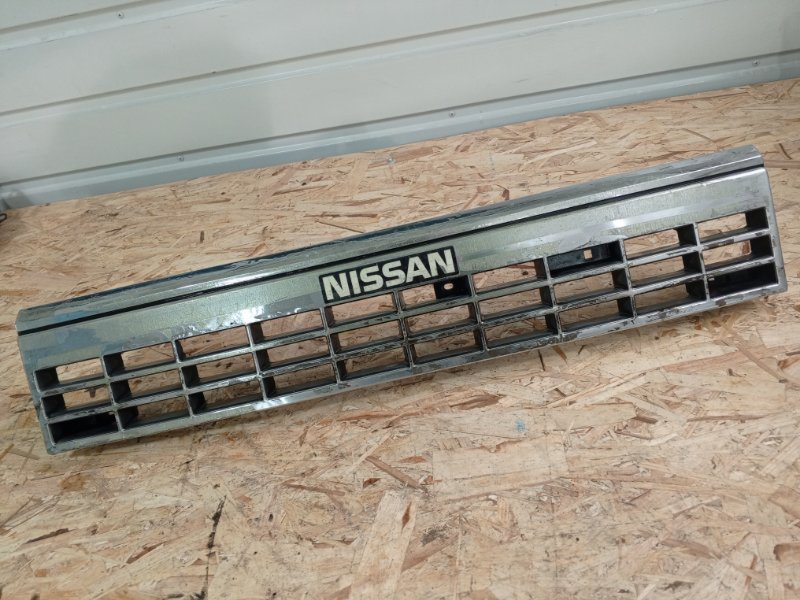 Решетка радиатора Nissan Caravan KRE24 TD27 1988 передняя