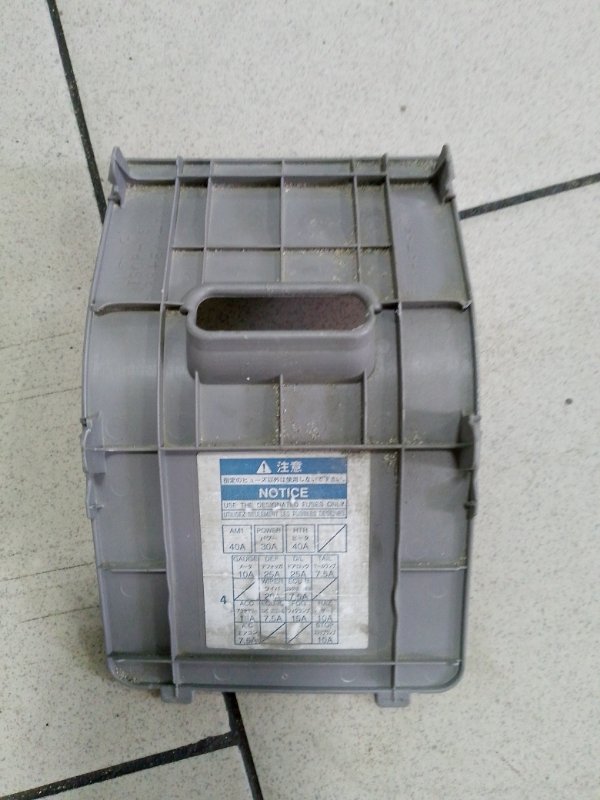 Крышка предохранителей передняя Vitz 2000 SCP10 1SZFE