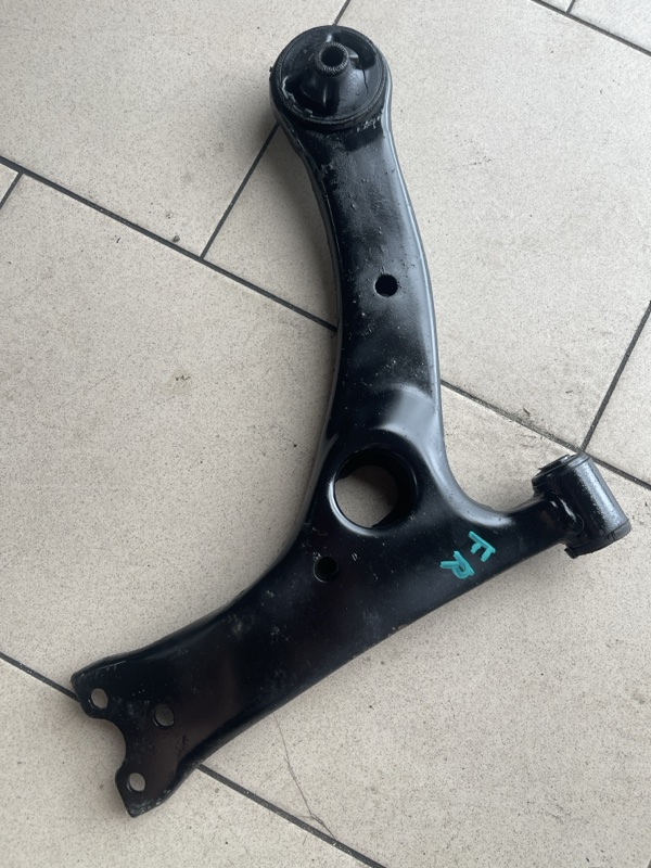 Рычаг подвески передний правый toyota COROLLA 2001-2003 zZE121 1zzfe контрактная