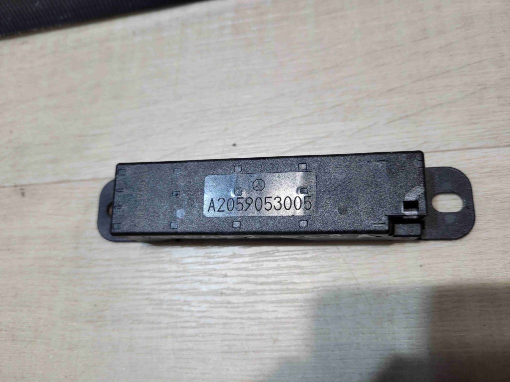 Запчасть антенна Mercedes-Benz GLS 2017 X166 A2059053005 контрактная Антенна Mercedes-Benz GLS 2017 X166 A2059053005 контрактная