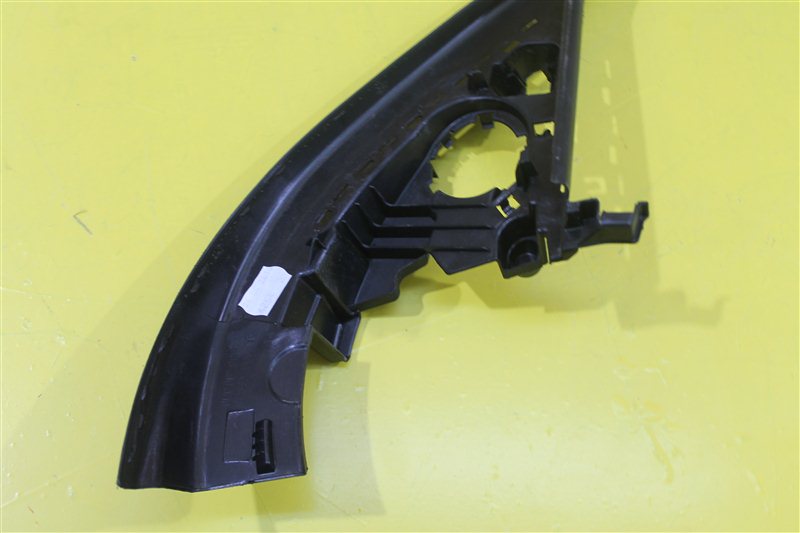 Накладка стекла двери передняя правая Q3 2011-2018 8U