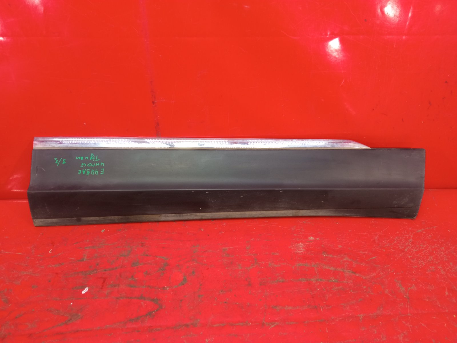 Накладка двери передняя правая VOLKSWAGEN TIGUAN 2016- 2 5NA854940N Б/У