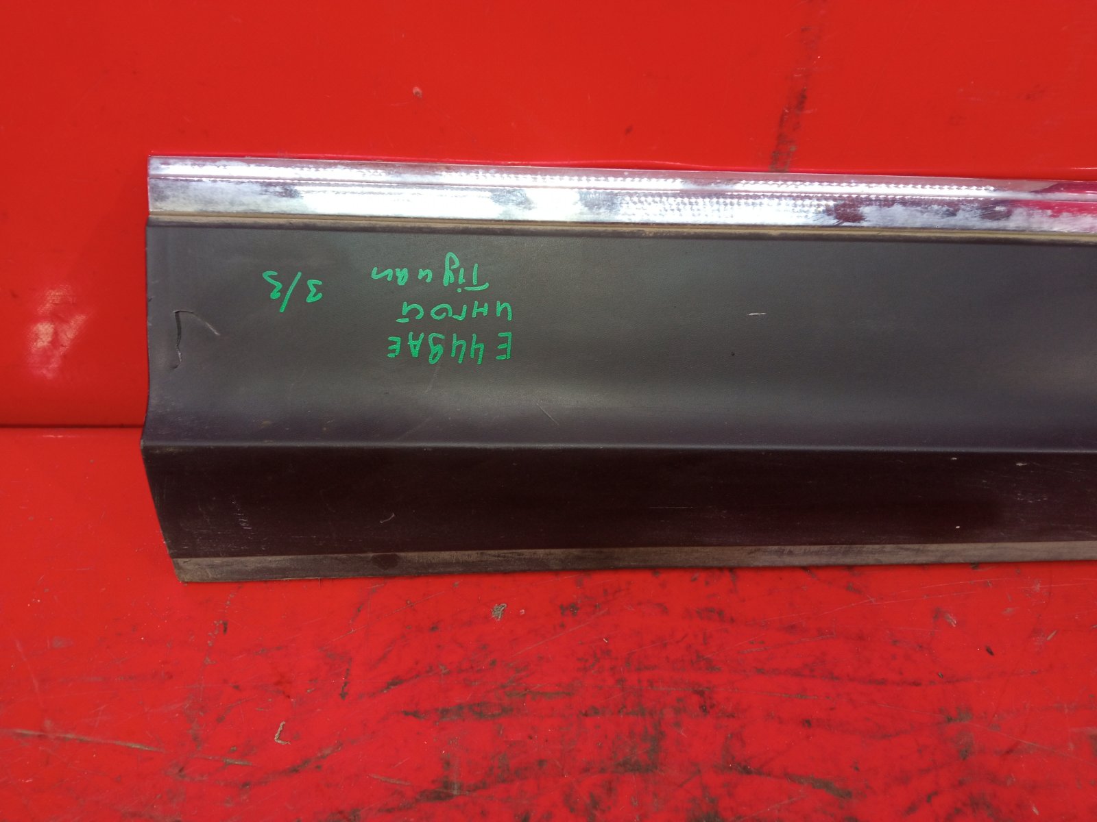 Накладка двери передняя правая TIGUAN 2016- 2